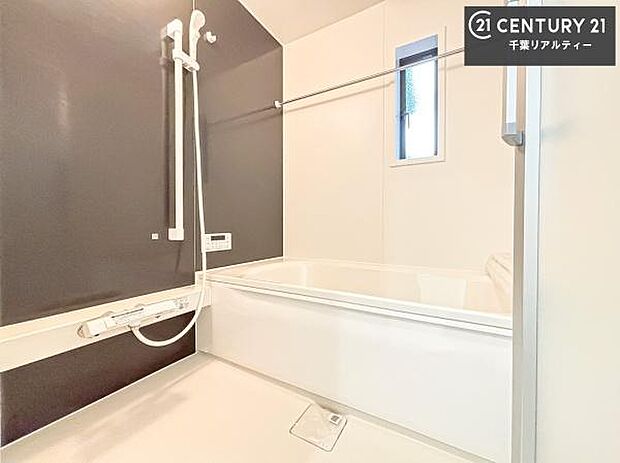 落ち着きある大人の雰囲気のバスルームは、味が出ていてバスタイムが充実！お仕事頑張っているご褒美にお好みの香りの入浴剤を入れて、楽しんでみてはいかがでしょうか？