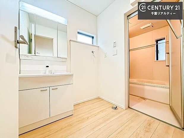 三面鏡仕様の洗面所は、身だしなみがしやすい造り！裏は収納になっています。ドライヤーやお化粧道具を片付けられるので洗面台周りをスッキリと見せることが出来ます！