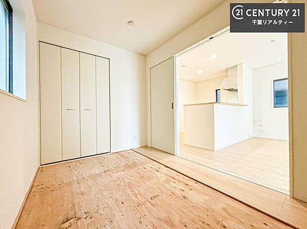 まだ畳は敷かれておりませんが、リビングと隣接している和室です！客間としてはもちろん、家事の休憩スペースとして使用するのもいいですね！