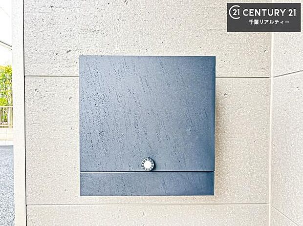 郵便ポスト付きで不在時でも荷物が受け取れてとっても便利！家にいなきゃいけないストレス回避！再配達の手間が省けます！