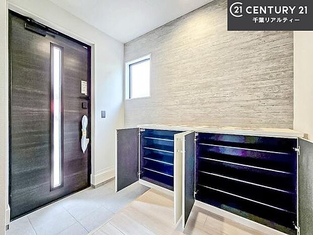 シューズボックス付き。玄関が片付きお掃除がしやすいです！スッキリした玄関で戸を開けた瞬間、清潔感のある心地いい空間が出迎えてくれます。