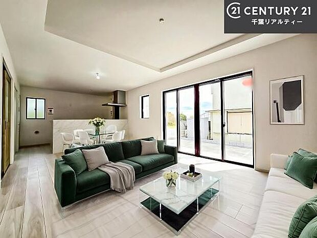 家具はCGパースです。大きな窓からたっぷりの陽ざしが入る明るいリビング。開放感のあるリビングで家族団らんのくつろぎの時間を過ごせます！