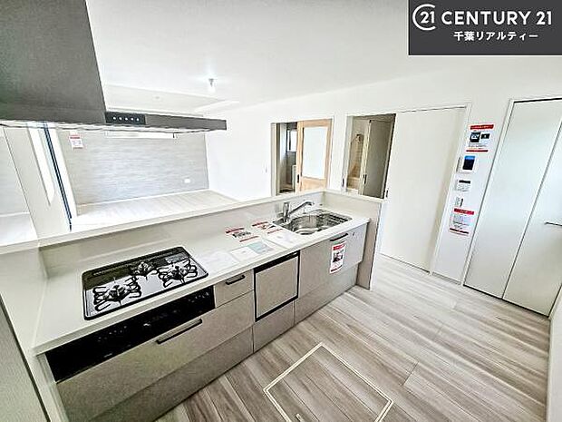 ゆとりある調理スペースで作業がしやすい快適なキッチンです！お子様と一緒にお菓子造りも楽しめる広々スペースです。楽しい調理時間になりそうですね！