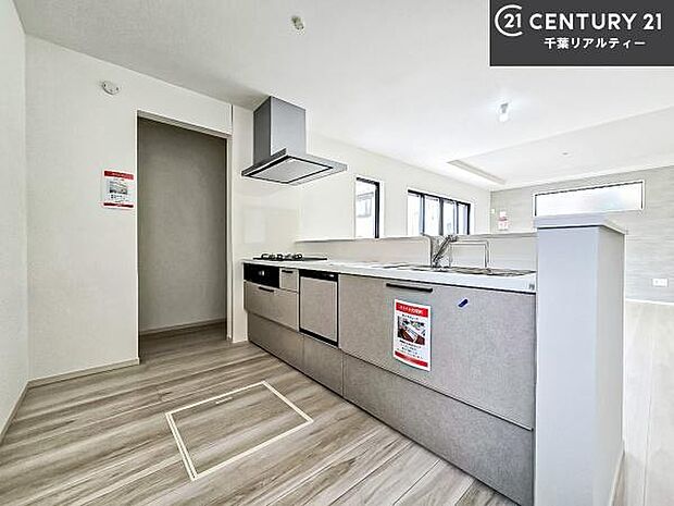 大人気の対面式システムキッチンを採用しています！ご家族のコミュニケーションが自然と増える設計です。お子様にも目が届くので嬉しいですね。収納力もあります！