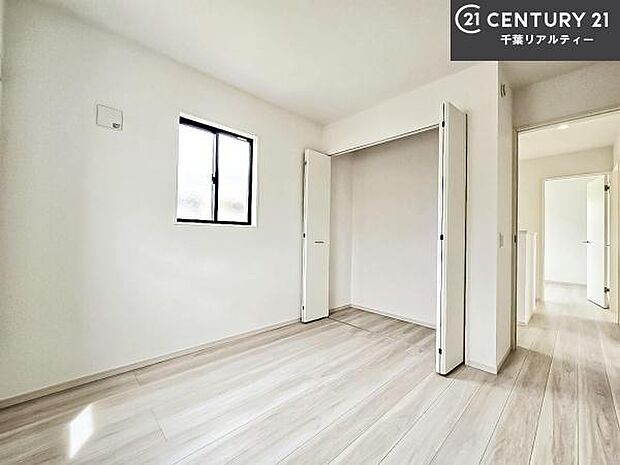 優しい光が差し込む洋室は、朝の目覚めも気持ちが良さそうですね。おうち時間もゆったりと過ごすことができます。優しい色合いのフローリングがどんな家具にもマッチします！