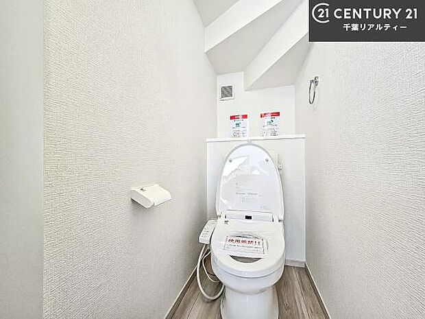 1・2階にトイレがございます！朝の忙しい時間帯も待たずにすみそうですね。白を基調とした清潔感のあるトイレでお手入れがしやすいです！