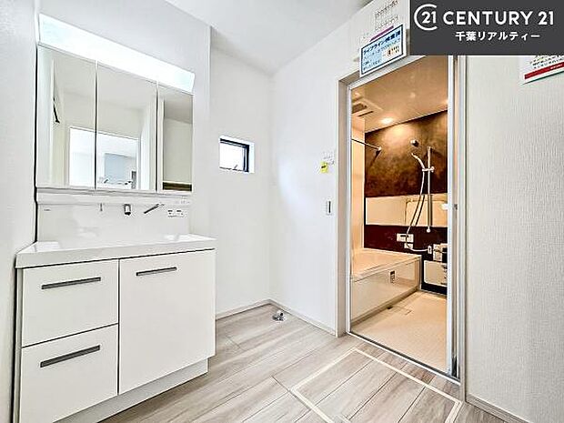 小窓付きの明るい洗面室です！湿気もすぐに入れ替えができて清潔に保つことができます！自然光が差し込むのでお化粧の仕上がりも良くなりますね！