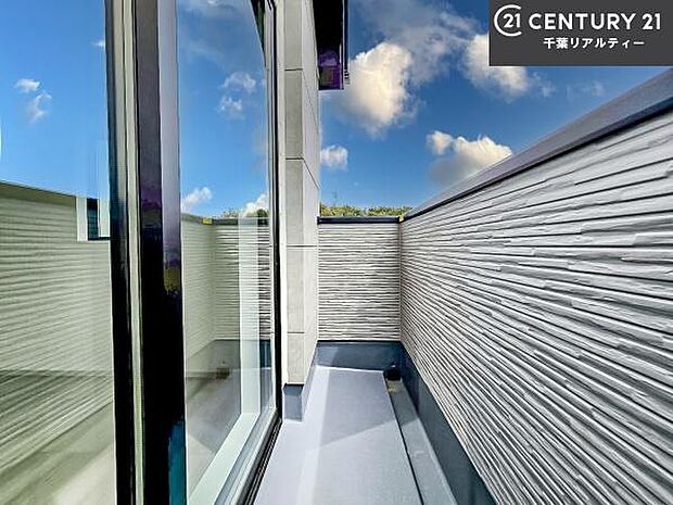 陽当たりの良いバルコニーで、お洗濯物もよく乾きそうですね！お天気の良い日にはバルコニーへ出てリフレッシュするのも気持ちよさそうです。