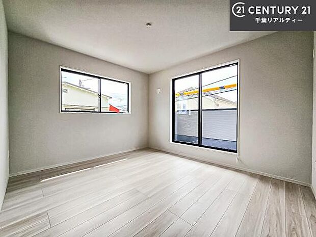 バルコニーに面している洋室です。明るく温もりがあり、換気もしっかりできます！朝起きて、外に出て背伸びをしつつ深呼吸をし良い朝を迎え入れることができます。