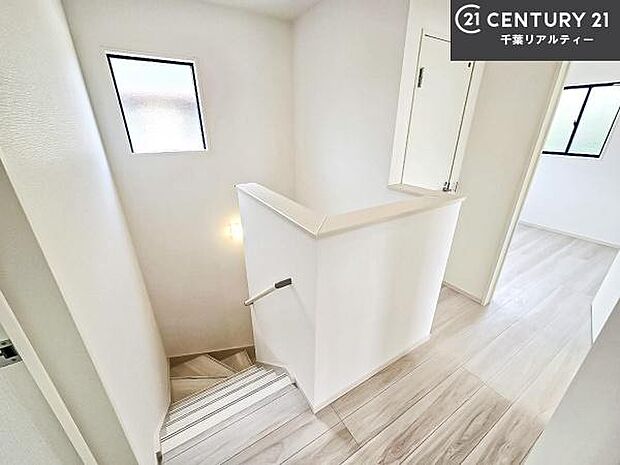 階段は明るく手摺りもついています！お子様やご年配の方も安心してご利用頂けますね！