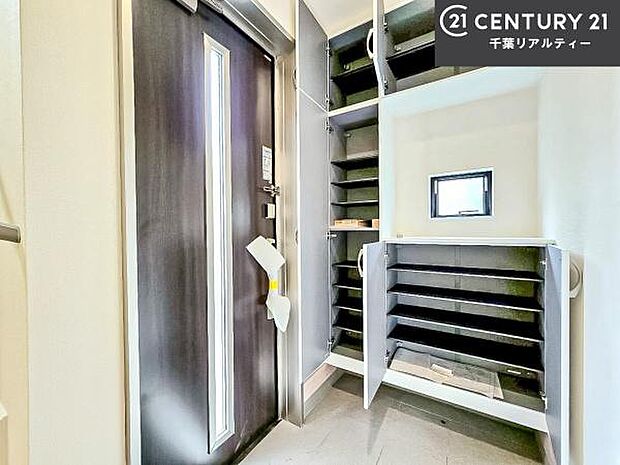 シューズボックス付き。玄関が片付きお掃除がしやすいです！スッキリした玄関で戸を開けた瞬間、清潔感のある心地いい空間が出迎えてくれます。