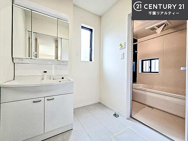 小窓付きの明るい洗面室です！湿気もすぐに入れ替えができて清潔に保つことができます！自然光が差し込むのでお化粧の仕上がりも良くなりますね！