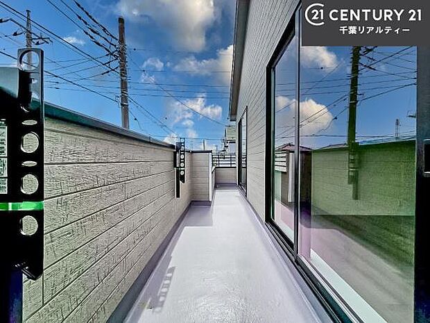 陽当たりの良いバルコニーで、お洗濯物もよく乾きそうですね！お天気の良い日にはバルコニーへ出てリフレッシュするのも気持ちよさそうです。