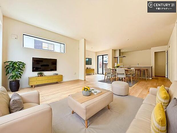 家具はCGパースです。大きな窓からたっぷりの陽ざしが入る明るいリビング。開放感のあるリビングで家族団らんのくつろぎの時間を過ごせます！