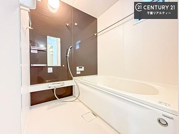 落ち着きある大人の雰囲気のバスルームは、味が出ていてバスタイムが充実！お仕事頑張っているご褒美にお好みの香りの入浴剤を入れて、楽しんでみてはいかがでしょうか？