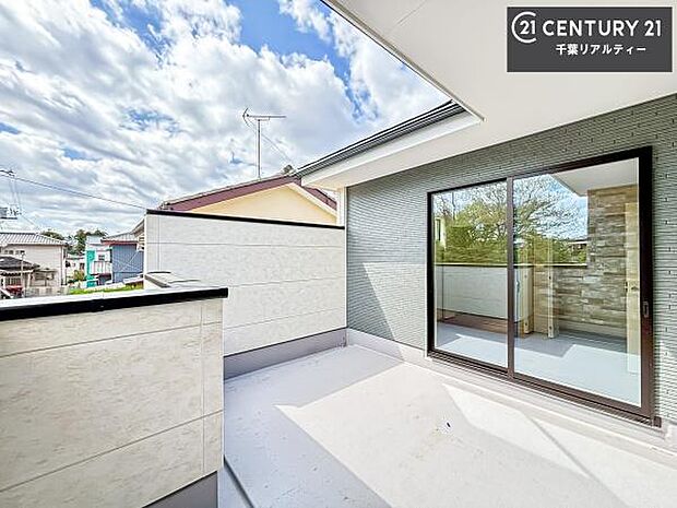 陽当たりの良いバルコニーで、お洗濯物もよく乾きそうですね！お天気の良い日にはバルコニーへ出てリフレッシュするのも気持ちよさそうです。