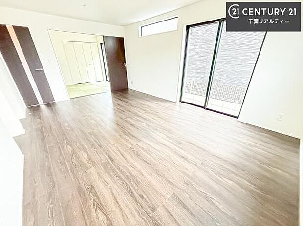 大きな窓からたっぷりの陽ざしが入る明るいリビング。開放感のあるリビングで家族団らんのくつろぎの時間を過ごせます！