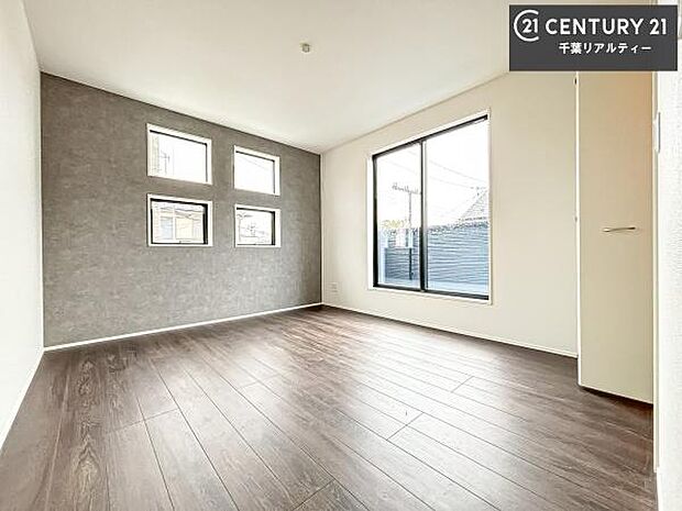 バルコニーに面している洋室です。明るく温もりがあり、換気もしっかりできます！朝起きて、外に出て背伸びをしつつ深呼吸をし良い朝を迎え入れることができます。