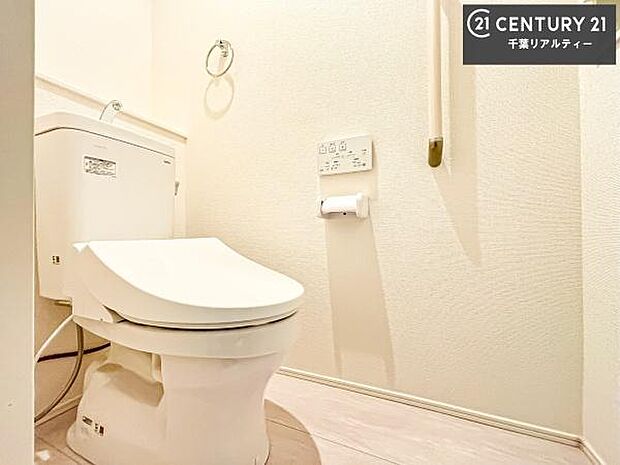 清潔感のある色味のお手洗いです！さわやかでスッキリする空間です！白を基調としているので、お手入れがしやすいトイレです！