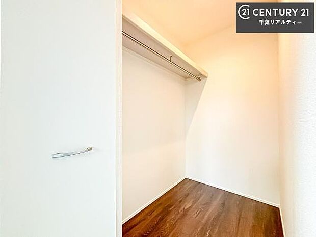 ウォークインクローゼット付きです。たくさんのお洋服などを収納しておけそうですね！他にも扇風機や加湿器など季節物の大きな家電も収納できます。