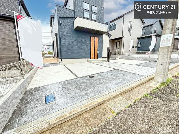 駐車スペースは2台分あります！セカンドカーはもちろん、バイクや自転車なども置き場所に困りません。