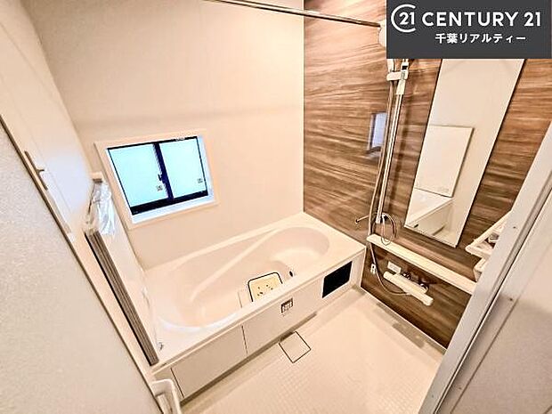 落ち着きある大人の雰囲気のバスルームは、味が出ていてバスタイムが充実!お仕事頑張っているご褒美にお好みの匂いの入浴剤を入れて、楽しんでみてはいかがでしょうか?