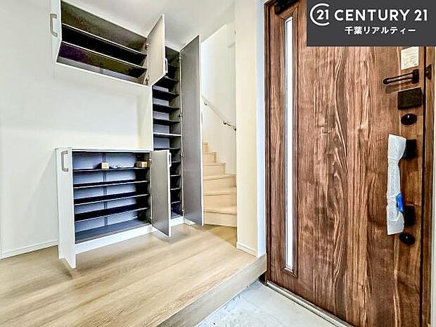 シューズボックス付き。玄関が片付きお掃除がしやすいです!スッキリした玄関で戸を開けた瞬間、清潔感のある心地いい空間が出迎えてくれます。