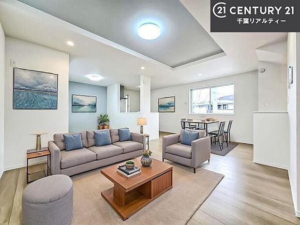 家具はCGパースです。開放感のある広々LDK!ソファーやダイニングテーブルを置いても窮屈にならないので快適に過ごせます!コミュニケーションが取りやすいリビングです!