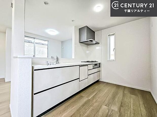 大人気の対面式システムキッチンを採用しています!ご家族のコミュニケーションが自然と増える設計です。お子様にも目が届くので嬉しいですね。収納力もあります!