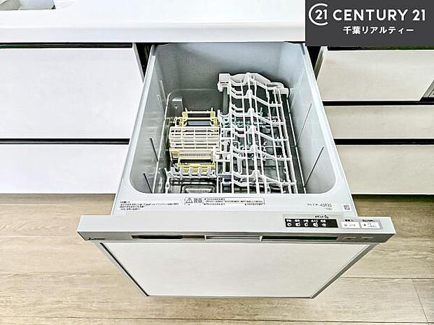 食洗機付きのキッチンです!忙しい時や手荒れ防止として大変活躍する便利な仕様です!ビルトインなのでキッチンの場所を取らず調理スペースを広く使うことが出来ます!