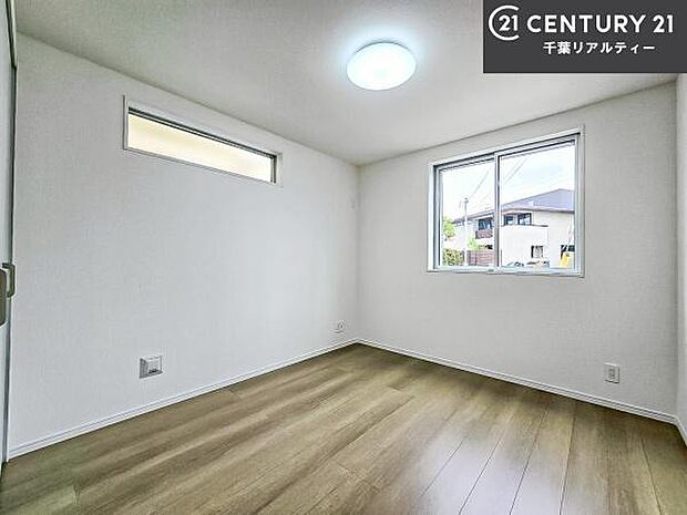 掃き出し窓がないお部屋は、お子様のお部屋としても安心です!収納スペースも充実しているので散らかったお部屋をサッと片付けられます!