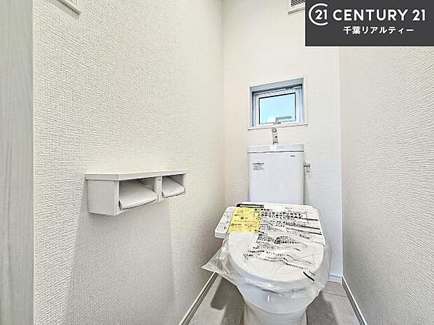 清潔感のある色味のお手洗いです!さわやかでスッキリする空間です!白を基調としているので、お手入れがしやすいトイレです!