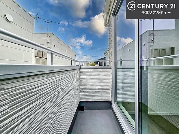 陽当たりの良いバルコニーで、お洗濯物もよく乾きそうですね!お天気の良い日にはバルコニーへ出てリフレッシュするのも気持ちよさそうです。