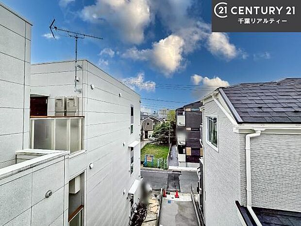 落ち着きある住宅街です!周囲には高い建物がなく、空が広く開放感があり、陽当たりを大きく遮られることもありません!気持ちの良い風が通り抜ける街並みです!