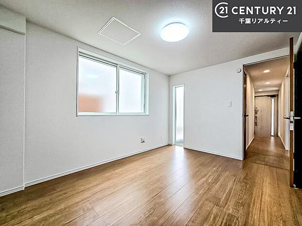 優しい光が差し込む洋室は、朝の目覚めも気持ちが良さそうですね。おうち時間もゆったりと過ごすことができます。優しい色合いのフローリングがどんな家具にもマッチします！