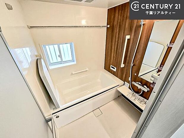 落ち着きある大人の雰囲気のバスルームは、味が出ていてバスタイムが充実！お仕事頑張っているご褒美にお好みの香りの入浴剤を入れて、楽しんでみてはいかがでしょうか？