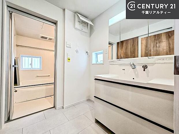 小窓付きの明るい洗面室です！湿気もすぐに入れ替えができて清潔に保つことができます！自然光が差し込むのでお化粧の仕上がりも良くなりますね！