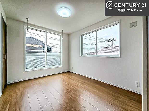 バルコニーに面している洋室です。明るく温もりがあり、換気もしっかりできます！朝起きて、外に出て背伸びをしつつ深呼吸をし良い朝を迎え入れることができます。