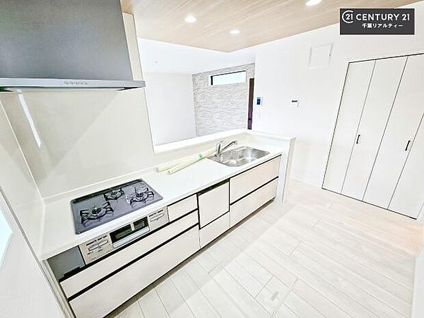 大人気の対面式システムキッチンを採用しています!ご家族のコミュニケーションが自然と増える設計です。お子様にも目が届くので嬉しいですね!広々使えて快適で作業が進みます。