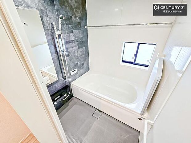 落ち着きある大人の雰囲気のバスルームは、味が出ていてバスタイムが充実!お仕事頑張っているご褒美にお好みの匂いの入浴剤を入れて、楽しんでみてはいかがでしょうか?