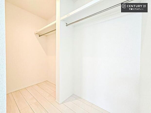 ウォークインクローゼット付きです。たくさんのお洋服などを収納しておけそうですね!他にも扇風機や加湿器など季節物の大きな家電も収納できます!