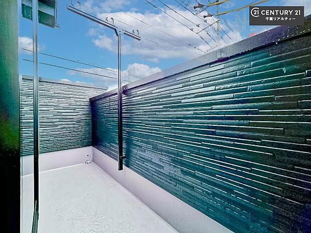 広々としたバルコニーで一日の始まりをスタート!お洗濯ものをたっぷり気持ちよく干せます!