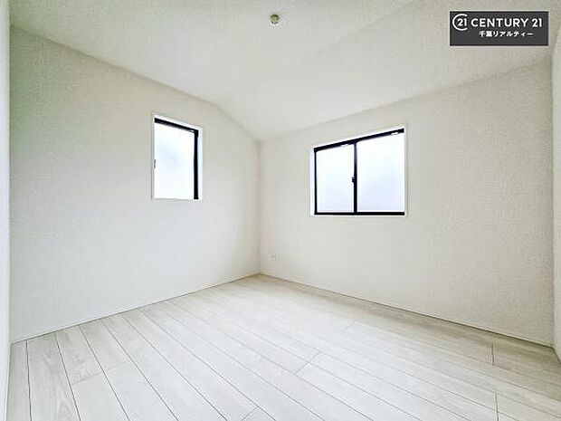 明るい室内は、風通しも良く、明るく大変居心地の良い空間となっております。リラックスして過ごせる心地の良いお部屋です!