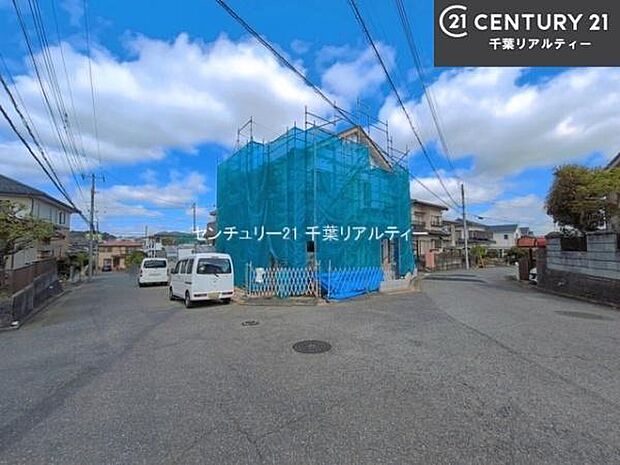 前面道路5.9ｍ！陽当り良好な立地です。車庫入れが苦手な方も安心ですね。