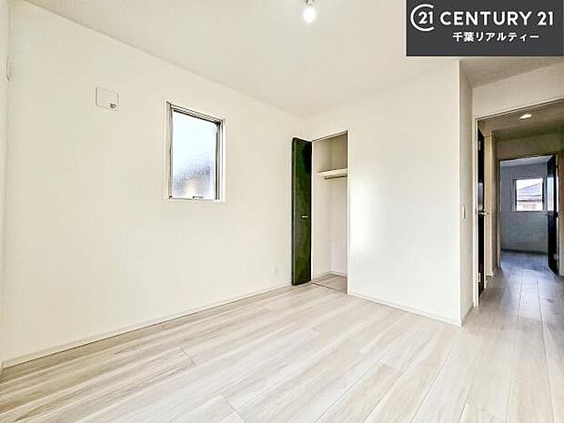 優しい光が差し込む洋室は、朝の目覚めも気持ちが良さそうですね。おうち時間もゆったりと過ごすことができます。優しい色合いのフローリングがどんな家具にもマッチします！