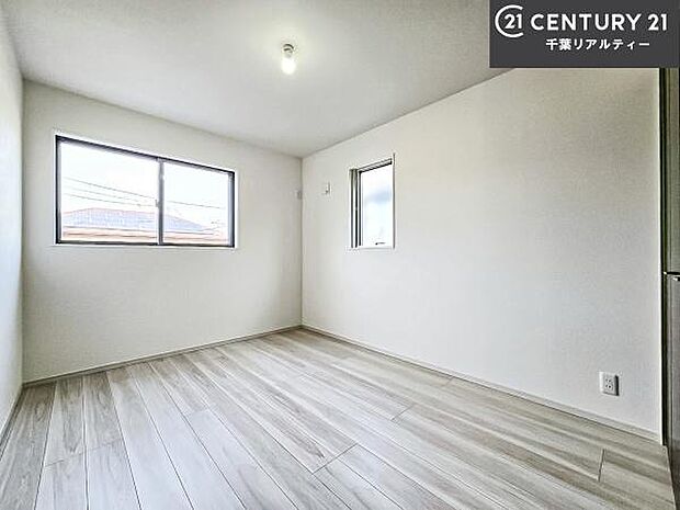 2面採光を確保した明るい室内は、風通しも良く、明るく大変居心地の良い空間となっております。リラックスして過ごせる心地の良いお部屋です！朝の目覚めがスッキリしますね！