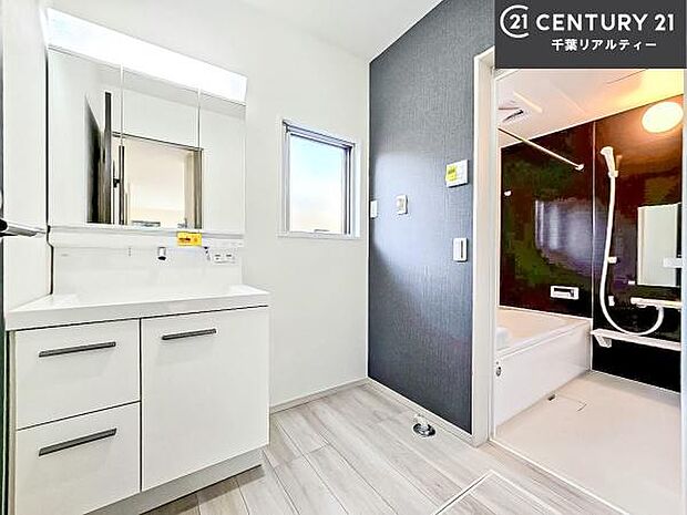 小窓付きの明るい洗面室です！湿気もすぐに入れ替えができて清潔に保つことができます！自然光が差し込むのでお化粧の仕上がりも良くなりますね！