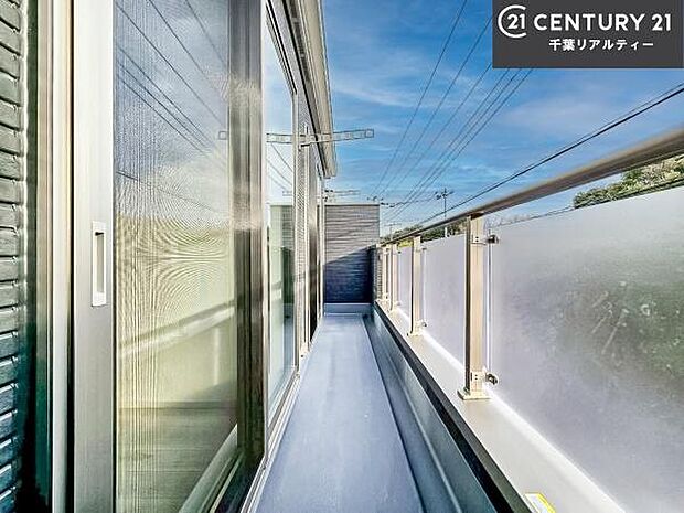 広々としたバルコニーで一日の始まりをスタート！お洗濯ものをたっぷり気持ちよく干せます！