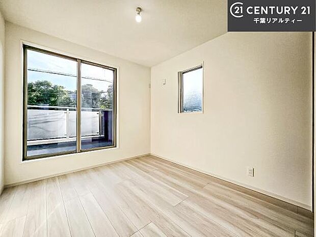 バルコニーに面している洋室です。明るく温もりがあり、換気もしっかりできます！朝起きて、外に出て背伸びをしつつ深呼吸をし良い朝を迎え入れることができます。