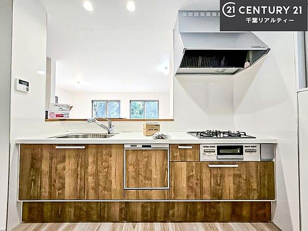 作業がしやすいシステムキッチンです！収納がたくさん付いているので、調理スペースに物を置かなくて済むので、広々使えて、快適に作業ができます！